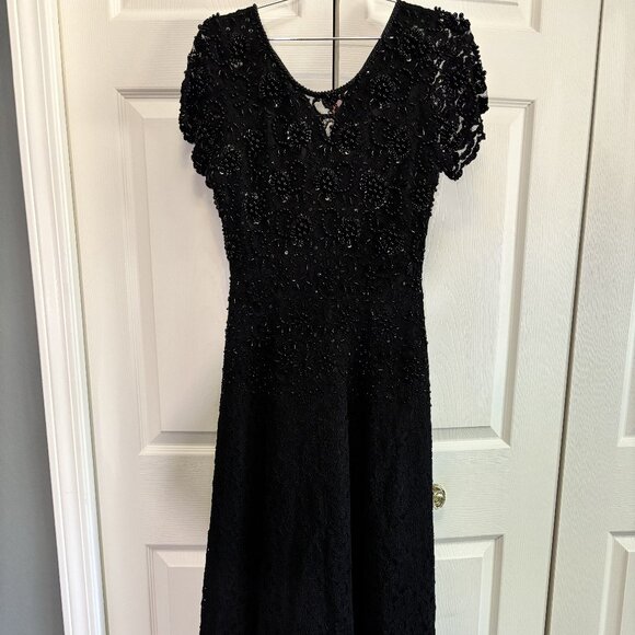 NWT Gorgeous Mother of the Bride/ Formal Beaded Dress. Size Medium - Picture 2 of 4